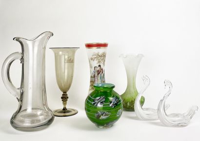 Lot de verrerie comprenant vase, pichet,...