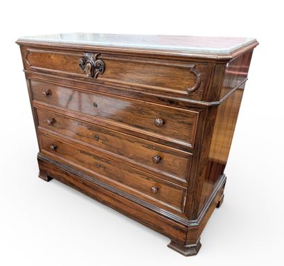 Commode en placage de palissandre ouvrant...