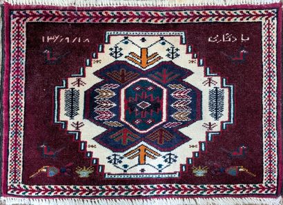 Réunion de quatre tapis en laine nouée à...