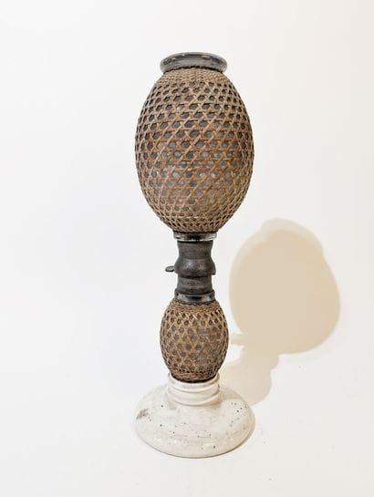 SIPHON à eau de Seltz en verre et vannerie...