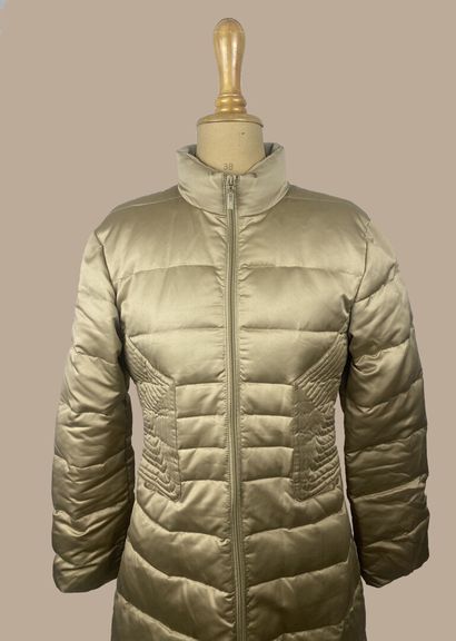 MONCLER
Doudoune longue beige, intérieur...