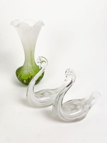 Lot de verrerie comprenant vase, pichet,...