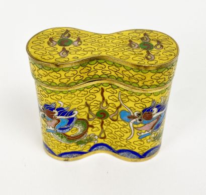 CHINE et JAPON
Lot comprenant une assiette...