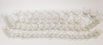 Partie de service de verres en verre à décor...
