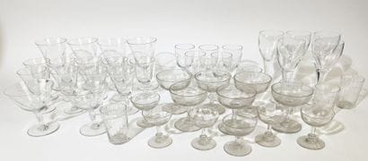 Important lot de parties de services de verres...