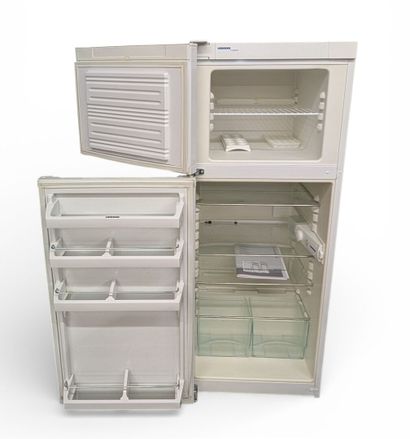 Réfrigérateur congélateur de marque LIEBHERR.
140...