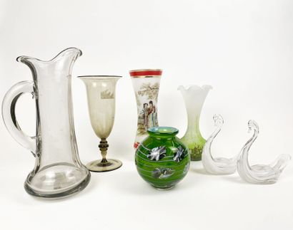 Lot de verrerie comprenant vase, pichet,...