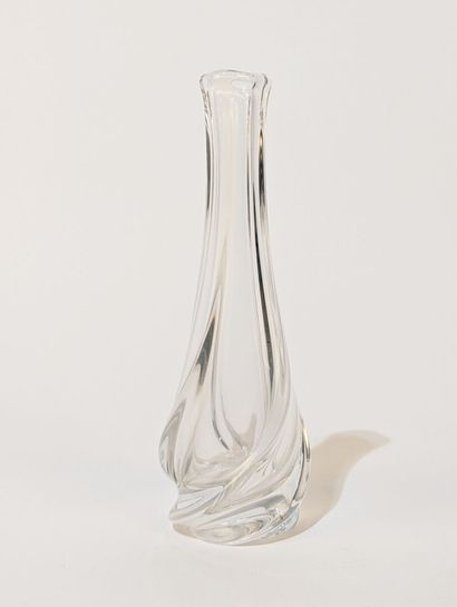 BACCARAT. 
Vase en cristal à pans coupés....