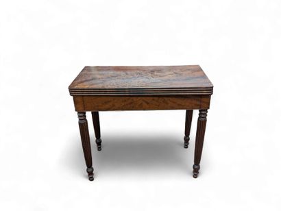 TABLE A JEU en acajou et placage d'acajou...