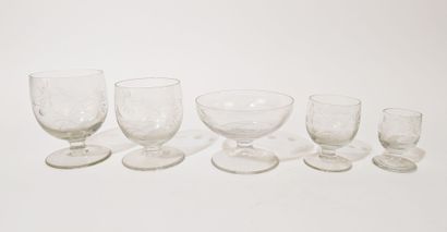 Partie de service de verres en verre à décor...