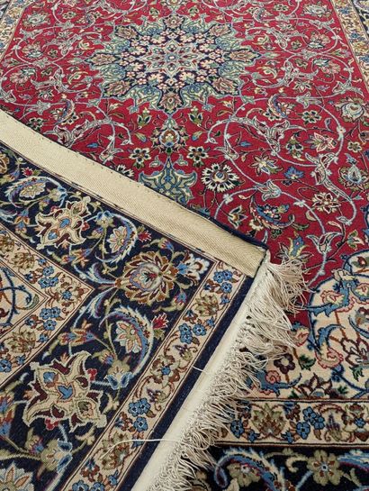 IRAN
Tapis en fils de coton et soie noués...