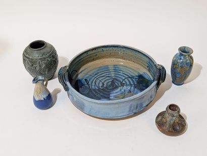 Lot en céramique comprenant : 
- un vase...