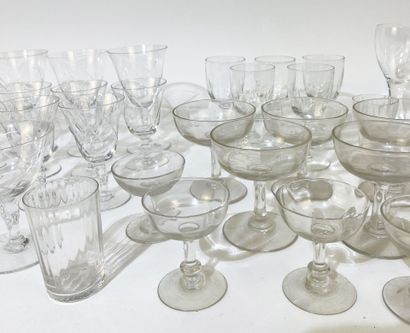 Important lot de parties de services de verres...