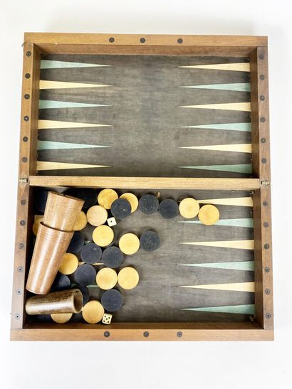 Réunion d'un jeu de dame avec plateau et...