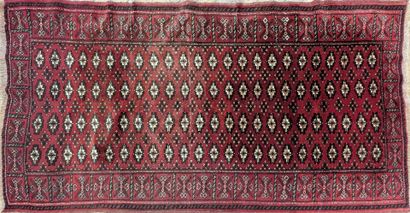 BOUKHARA
Tapis en laine noué à la main à...