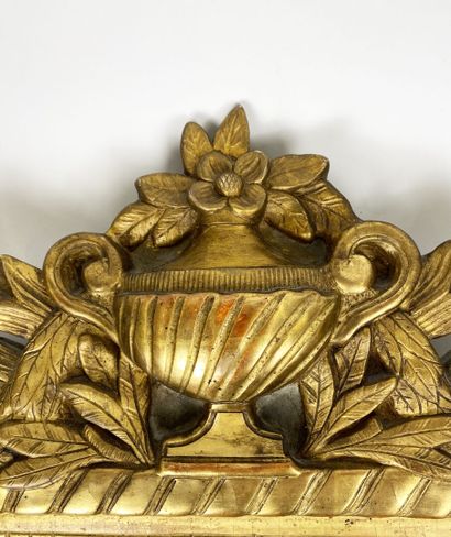 MIROIR en bois et stuc dorés à décor d'un...