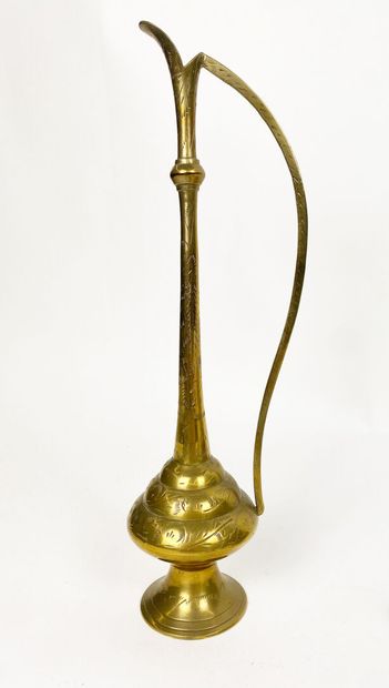 AIGUIERE en cuivre doré à décor de palmettes...