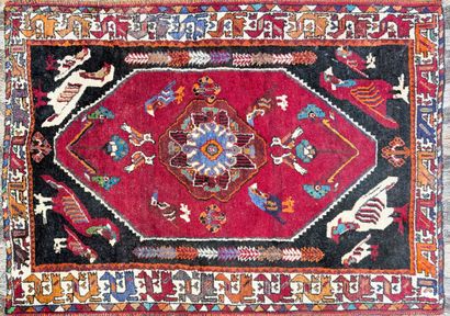 IRAN
Tapis en laine nouée à la main à décor...