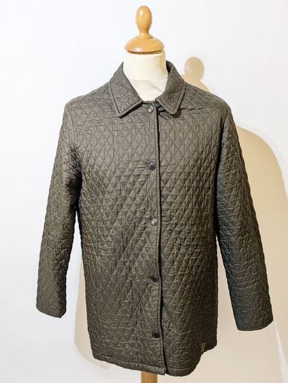 BARBOUR
Veste de femme matelassé kaki.
(manque...