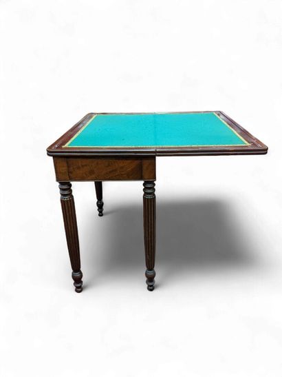 TABLE A JEU en acajou et placage d'acajou...