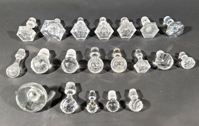 Ensemble de bouchons de carafes en crist...