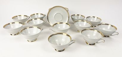 LIMOGES
Service à café en porcelaine à liseré...