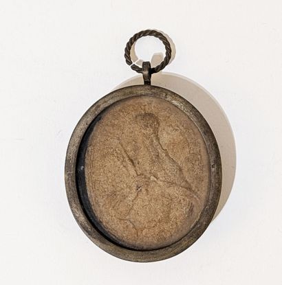 MEDAILLON en laiton renfermant un Agnus Dei...