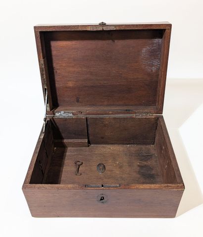 COFFRET en marqueterie de bois de placage,...