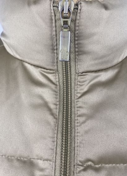 MONCLER
Doudoune longue beige, intérieur...
