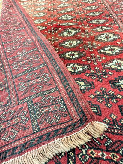 BOUKHARA
Tapis en laine noué à la main à...