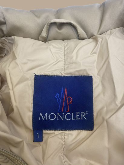 MONCLER
Doudoune longue beige, intérieur...