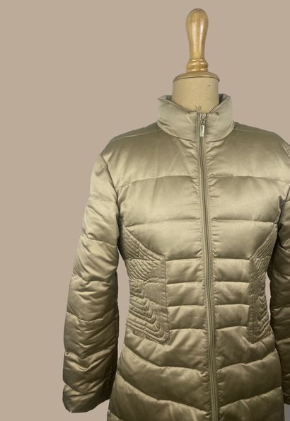 MONCLER
Doudoune longue beige, intérieur...
