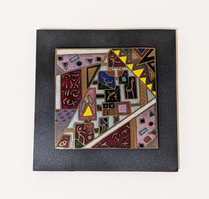 Plaque en cuivre à décor d'émaux figurant...