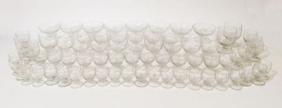 Partie de service de verres en verre à décor...