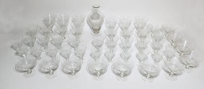 Partie de service de verres en verre ciselé...