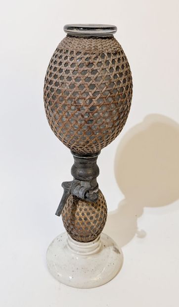 SIPHON à eau de Seltz en verre et vannerie...