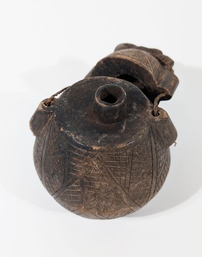AFRIQUE
POIRE À POUDRE en bois sculpté, à...