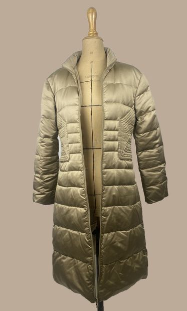 MONCLER
Doudoune longue beige, intérieur...