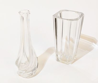 BACCARAT. 
Vase en cristal à pans coupés....