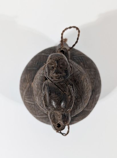 AFRIQUE
POIRE À POUDRE en bois sculpté, à...
