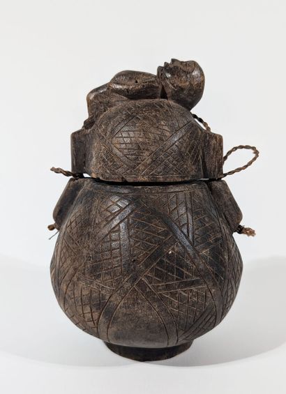 AFRIQUE
POIRE À POUDRE en bois sculpté, à...