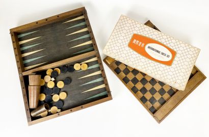 Réunion d'un jeu de dame avec plateau et...
