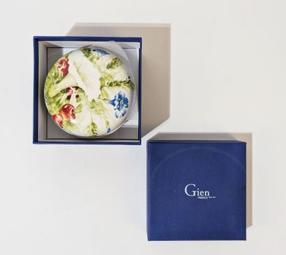 GIEN
Petite boîte en faïence à décor végétal,...