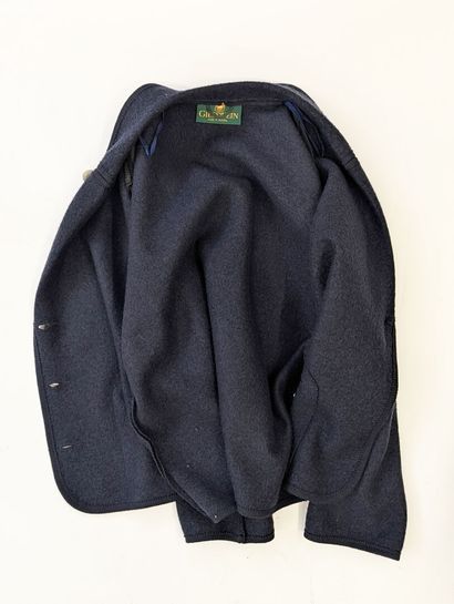 GIESSWIEN
Veste en laine bleu marine, fermeture...