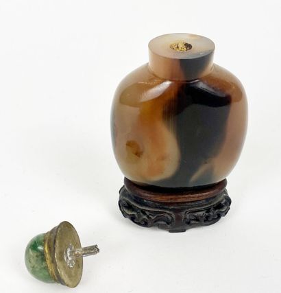 CHINE, XXe siècle
Flacon tabatière en agate...