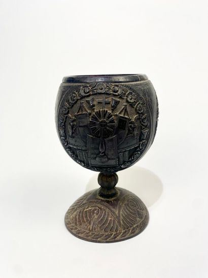 CALICE en noix de coco, à décor sculpté de...