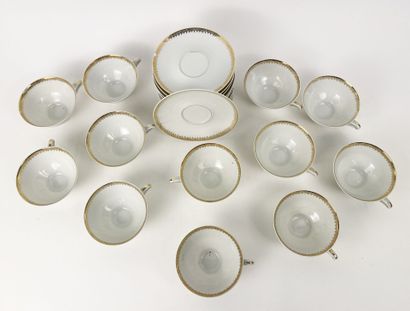 LIMOGES
Service à café en porcelaine à liseré...