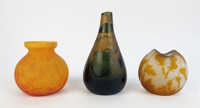 [VERRERIE] 
Réunion de trois vases:
-un vase...