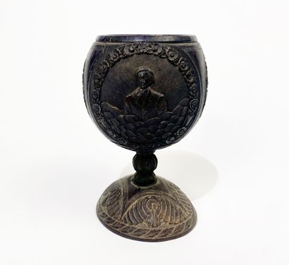 CALICE en noix de coco, à décor sculpté de...