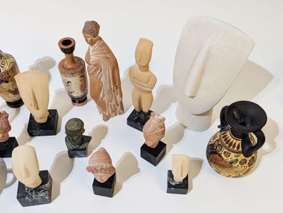 Ensemble de 18 sculptures de voyages notamment...